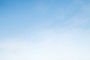 Mavi gökyüzü arka planında sirus bulutları