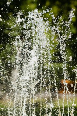 Su çeşme, bulanık arka plan, soyutlama jetleri