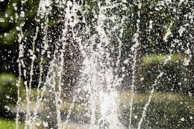 Su çeşme, bulanık arka plan, soyutlama jetleri