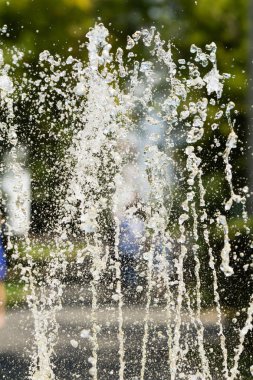 Su çeşme, bulanık arka plan, soyutlama jetleri