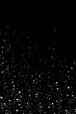 Siyah cam üzerinde yağmur damlaları