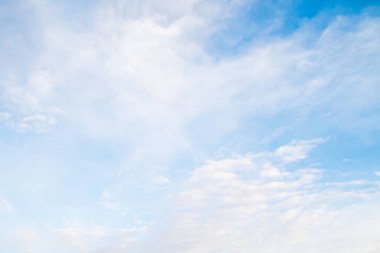 Mavi gökyüzü arka planında sirus bulutları