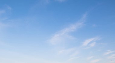 Mavi gökyüzü arka planında sirus bulutları