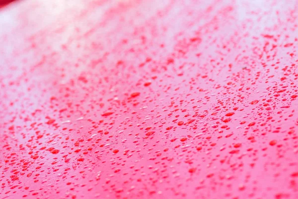 赤い壁の雨滴 — ストック写真