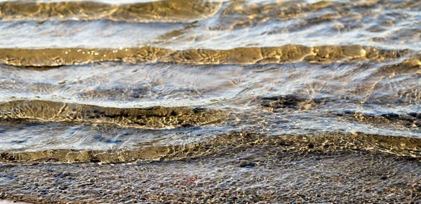 Air Jernih Danau Dengan Gelombang — Stok Foto