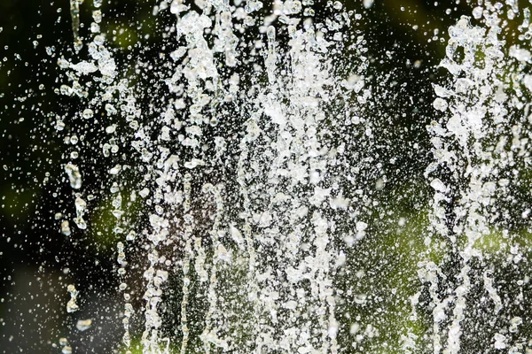 Trysky Vodní Fontány Rozmazané Pozadí Abstrakce — Stock fotografie