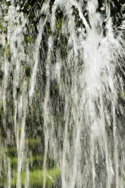 ジェット噴水 ぼやけて背景 抽象化の — ストック写真