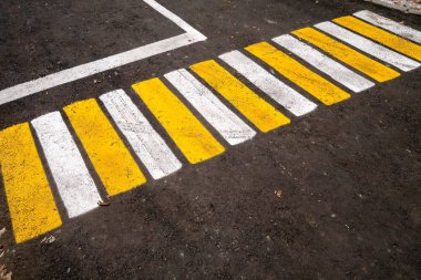 asfalt üzerinde yaya işaretler