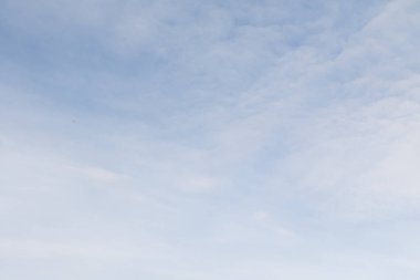 Mavi gökyüzü arka planında sirus bulutları