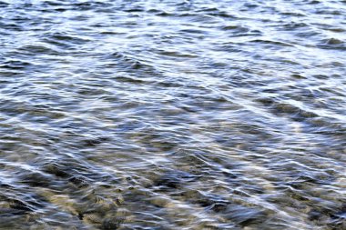 bir dalga ile gölde bir temiz su temizlemek