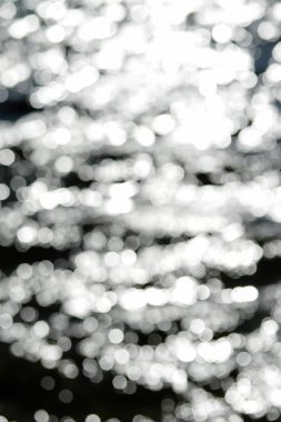 yüzey dalgalanan su üzerinde parlama