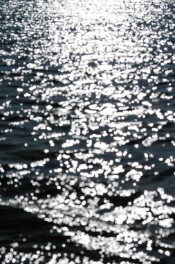 yüzey dalgalanan su üzerinde parlama