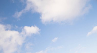 Mavi gökyüzünde beyaz bulutlar. Masaüstünüz için duvar kağıtları.