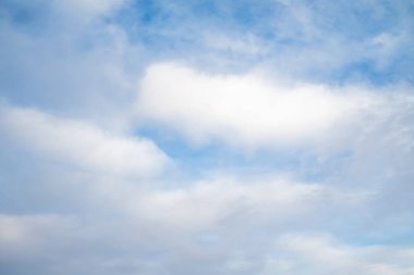 Mavi gökyüzü arka planında sirus bulutları