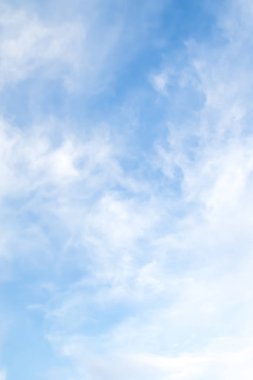 Mavi gökyüzü arka planında sirus bulutları