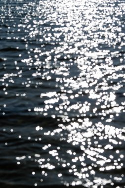 yüzey dalgalanan su üzerinde parlama