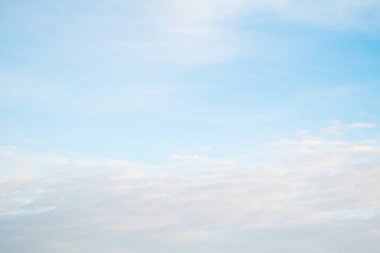 Mavi gökyüzü arka planında sirus bulutları