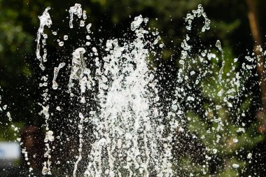 Su çeşme, bulanık arka plan, soyutlama jetleri