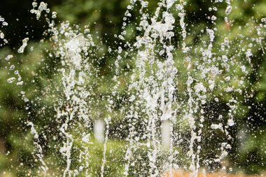 Su çeşme, bulanık arka plan, soyutlama jetleri