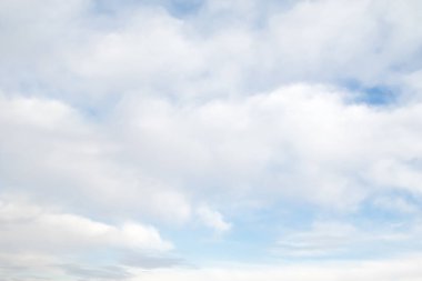 Mavi gökyüzü arka planında sirus bulutları