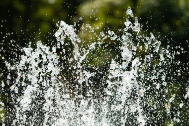 Su çeşme, bulanık arka plan, soyutlama jetleri