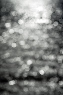 yüzey dalgalanan su üzerinde parlama