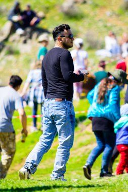 Shymkent, Kazakistan - 9 Nisan 2017: Asya adam dağlarda, bira ve sigara, rest.