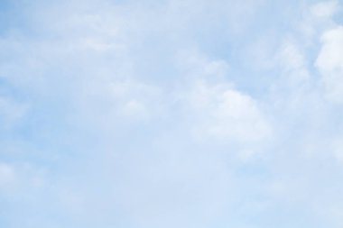 Mavi gökyüzü arka planında sirus bulutları