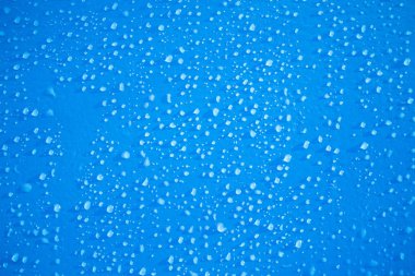 Mavi arkaplanda yağmur damlaları