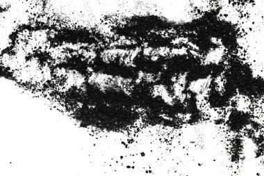 Beyaz arka planda izole edilmiş kara barut.