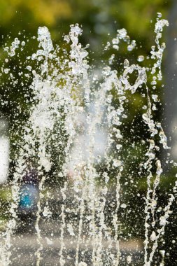 Su çeşme, bulanık arka plan, soyutlama jetleri