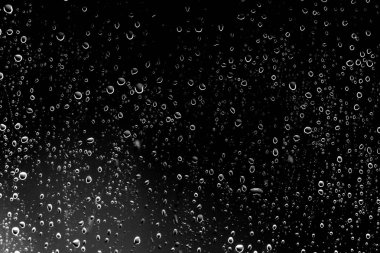 Siyah cam üzerinde yağmur damlaları