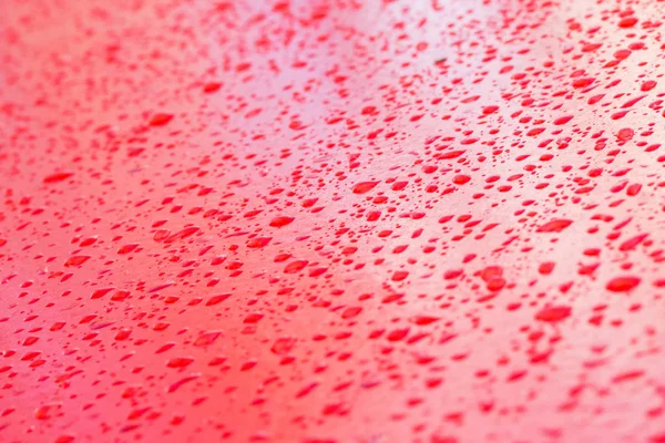 赤い壁の雨滴 — ストック写真