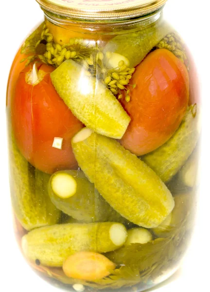 玻璃罐子里有西红柿的腌黄瓜 — 图库照片