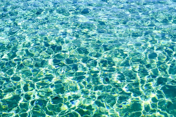 Helder Zeewater Met Stralen Van Zon Achtergrond — Stockfoto