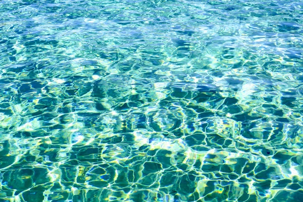 Klart Havsvatten Med Solens Strålar Bakgrund — Stockfoto