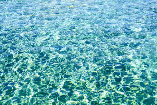 Helder Zeewater Met Stralen Van Zon Achtergrond — Stockfoto