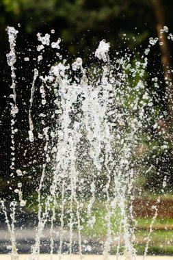 Su çeşme, bulanık arka plan, soyutlama jetleri