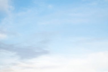 Mavi gökyüzü arka planında sirus bulutları