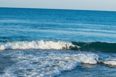 Sahilde, manzara sörf dalga deniz