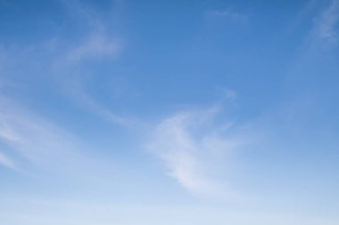 Mavi gökyüzü arka planında sirus bulutları