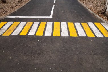 asfalt üzerinde yaya işaretler