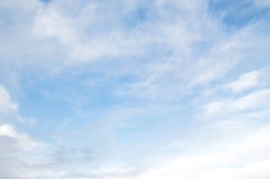 Mavi gökyüzü arka planında sirus bulutları