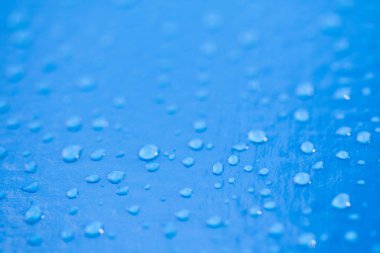 Mavi arkaplanda yağmur damlaları