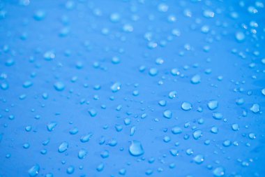 Mavi arkaplanda yağmur damlaları