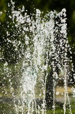 Su çeşme, bulanık arka plan, soyutlama jetleri