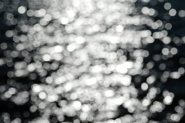 yüzey dalgalanan su üzerinde parlama