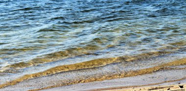 bir dalga ile gölde bir temiz su temizlemek