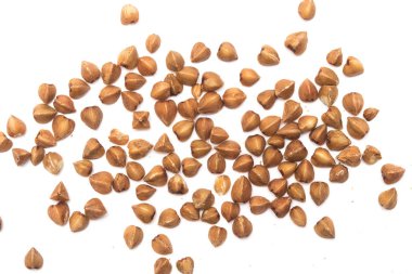 Beyaz arka plan üzerinde buğday taneleri Kuru