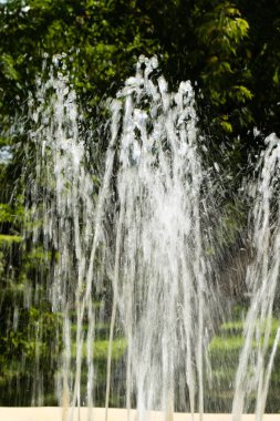 Su çeşme, bulanık arka plan, soyutlama jetleri